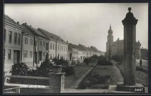 AK Göllersdorf, Strassenpartie mit Heiligenstatuen und Kirche