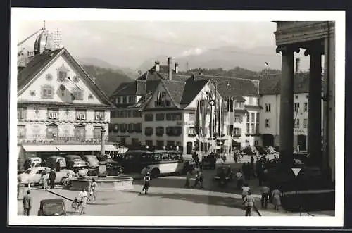 AK Dornbirn, Strassenpartie mit Hotel Hirsch und Brunnen