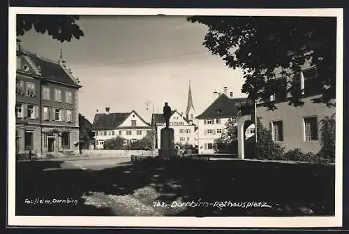 AK Dornbirn, Rathausplatz mit Denkmal