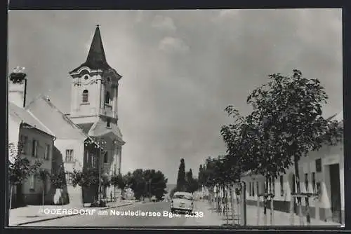 AK Podersdorf am Neusiedlersee, Strassenpartie mit Bäumen