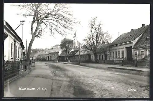 AK Hausbrunn, Strassenansicht mit Blick zur Kirche