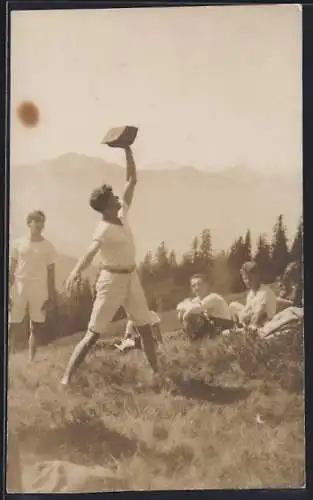 Foto-AK Kraftsportler hebt einen Felsen mit einer Hand