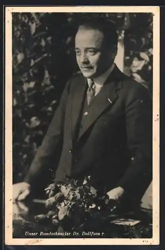 AK Bundeskanzler Engelbert Dollfuss mit Blumenstrauss