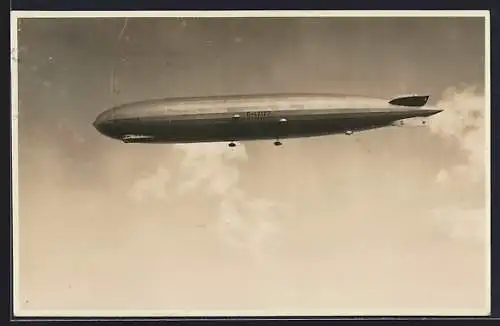 AK Luftschiff D-LZ127 Graf Zeppelin vor blauem Himmel