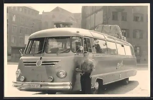 AK Autobus mit Kennzeichen KB 050-011, Junger Mann mit umgehängter Kamera