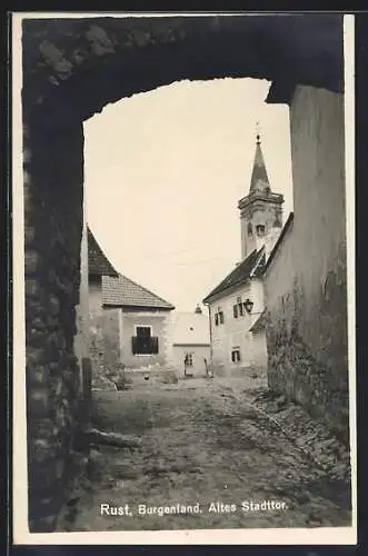 AK Rust /Burgenland, Altes Stadttor mit Blick zur Kirche