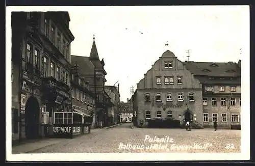 AK Pulsnitz, Teilansicht mit Rathaus, Hotel Grauer Wolf und Ratskeller