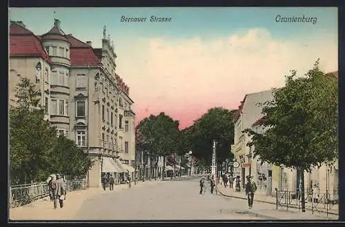 AK Oranienburg, Bernauer Strasse mit Bäumen