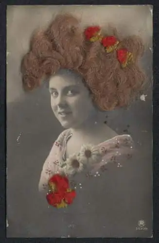 Echt-Haar-AK Junge Dame mit Blumen mit echtem Haar und Blumenschmuck