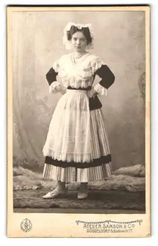 Fotografie Samsons & Co., Düsseldorf, junge Frau als Hausmädchen / Dienstmädchen im Kostüm zum Fasching