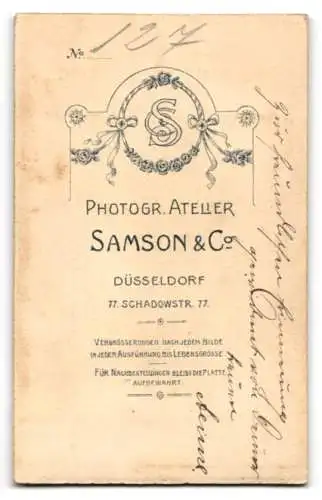 Fotografie Samsons & Co., Düsseldorf, junge Frau als Hausmädchen / Dienstmädchen im Kostüm zum Fasching