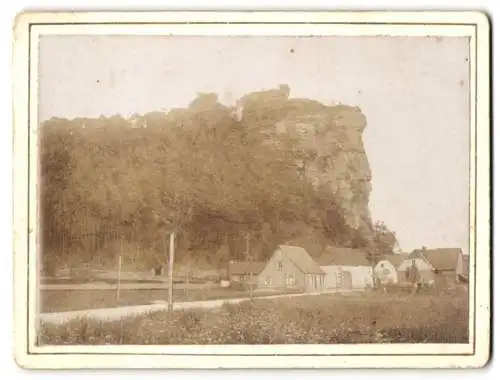 Fotografie unbekannter Fotograf, Ansicht Dahn, Teilansicht des Ortes mit Feldpartie