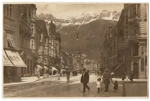 Fotografie E. Dornach, Innsbruck, Ansicht Innsbruck, Blick entlang der Maria Theresienstrasse mit Geschäften