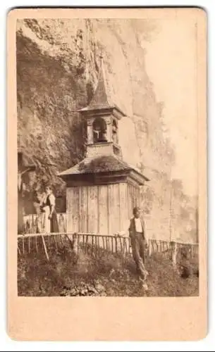 Fotografie unbekannter Fotograf, Ansicht Wildkirchli, Kapelle im Berg mit Kirchgängern