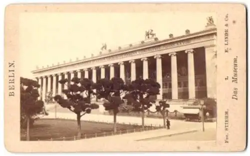 Fotografie E. Linde & Co., Berlin, Ansicht Berlin, das Museum mit Kiosk, vom Dom aus gesehen