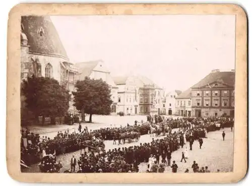 Fotografie unbekannter Fotograf, Ansicht Tabor, Royaler Umzug mit K.u.K. Soldaten