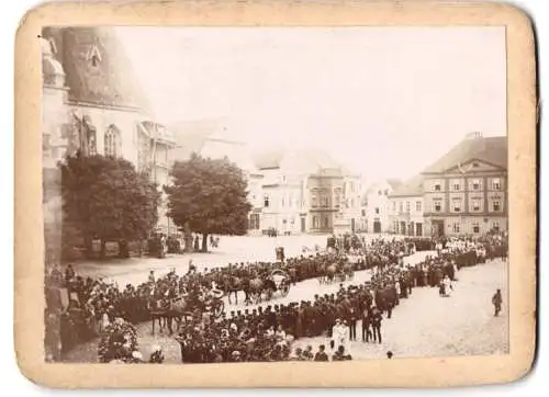 Fotografie unbekannter Fotograf, Ansicht Tabor, Royaler Umzug mit K.u.K. Soldaten