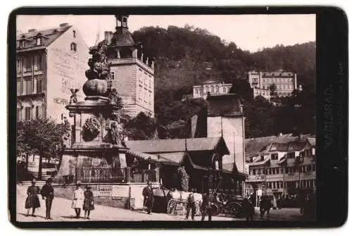 Fotografie Carl Bellmann, Prag, Ansicht Karlsbad, Partie am Marktbrunnen mit Collonade