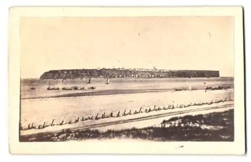 Fotografie unbekannter Fotograf, Ansicht Helgoland, Blick von Helgoland Düne nach der Insel