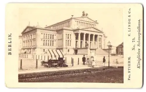 Fotografie E. Linde & Co., Berlin, Ansicht Berlin, Königliches Schauspielhaus mit Litfasssäule und Marktstand