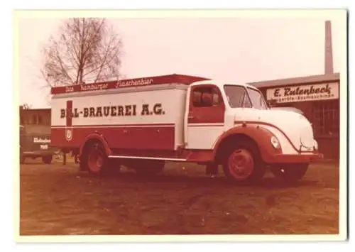 13 Fotografien unbekannter Fotograf, Ansicht Hamburg, Bill-Brauerei AG, Lastwagen Magirus-Deutz, LKW-Flotte vor Brauerei