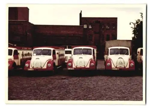 13 Fotografien unbekannter Fotograf, Ansicht Hamburg, Bill-Brauerei AG, Lastwagen Magirus-Deutz, LKW-Flotte vor Brauerei