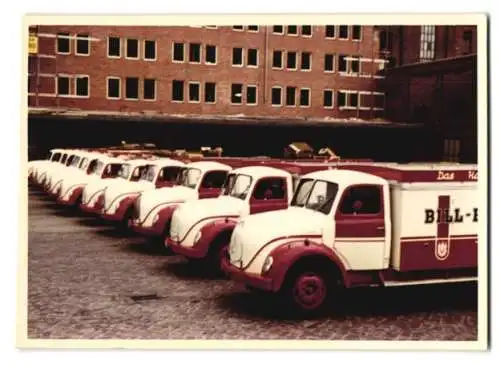 13 Fotografien unbekannter Fotograf, Ansicht Hamburg, Bill-Brauerei AG, Lastwagen Magirus-Deutz, LKW-Flotte vor Brauerei