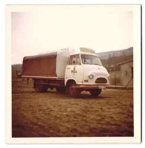 13 Fotografien unbekannter Fotograf, Ansicht Hamburg, Bill-Brauerei AG, Lastwagen Magirus-Deutz, LKW-Flotte vor Brauerei