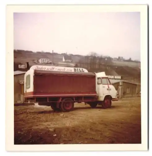 13 Fotografien unbekannter Fotograf, Ansicht Hamburg, Bill-Brauerei AG, Lastwagen Magirus-Deutz, LKW-Flotte vor Brauerei