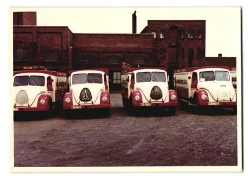 13 Fotografien unbekannter Fotograf, Ansicht Hamburg, Bill-Brauerei AG, Lastwagen Magirus-Deutz, LKW-Flotte vor Brauerei