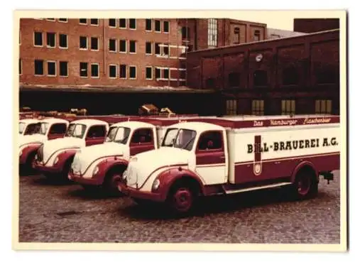 13 Fotografien unbekannter Fotograf, Ansicht Hamburg, Bill-Brauerei AG, Lastwagen Magirus-Deutz, LKW-Flotte vor Brauerei