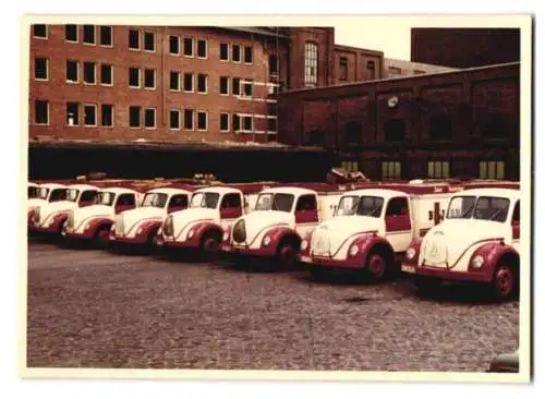 13 Fotografien unbekannter Fotograf, Ansicht Hamburg, Bill-Brauerei AG, Lastwagen Magirus-Deutz, LKW-Flotte vor Brauerei