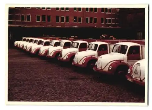 13 Fotografien unbekannter Fotograf, Ansicht Hamburg, Bill-Brauerei AG, Lastwagen Magirus-Deutz, LKW-Flotte vor Brauerei