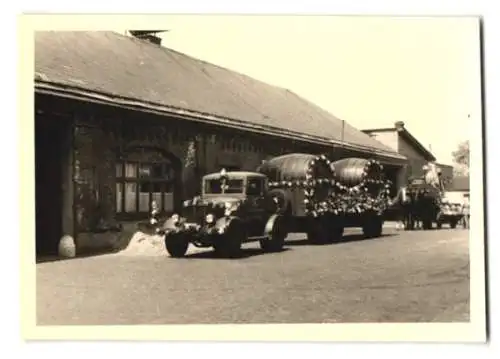 2 Fotografien unbekannter Fotograf, Ansicht Hamburg-Nienstedten, Pferdefuhrwerk & Lastwagen der Elbschloss-Brauerei