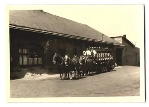 2 Fotografien unbekannter Fotograf, Ansicht Hamburg-Nienstedten, Pferdefuhrwerk & Lastwagen der Elbschloss-Brauerei