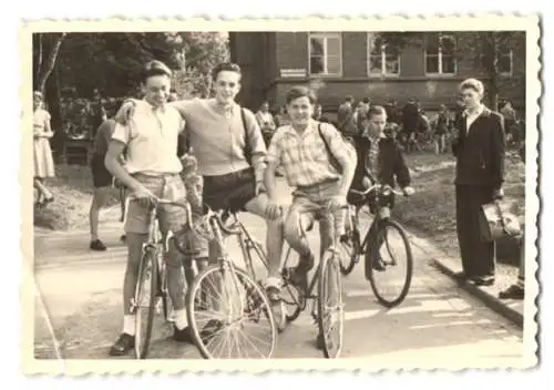 2 Fotografien unbekannter Fotograf, Ansicht Dingelstädt / Unstruttal, Burschen mit Fahrrad / velo am Schulhaus, Wegweise