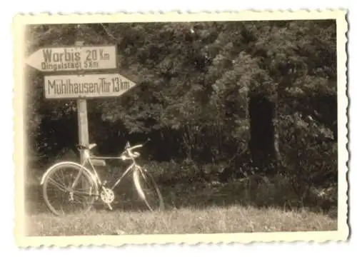 2 Fotografien unbekannter Fotograf, Ansicht Dingelstädt / Unstruttal, Burschen mit Fahrrad / velo am Schulhaus, Wegweise