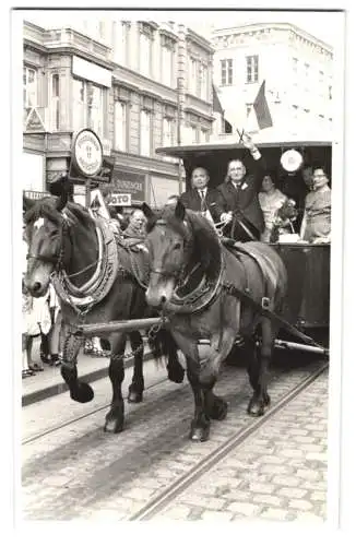 20 Fotografien unbekannter Fotograf, Ansicht Wien, Strassenbahn & Autos bei einem Volksfest in der Innenstadt