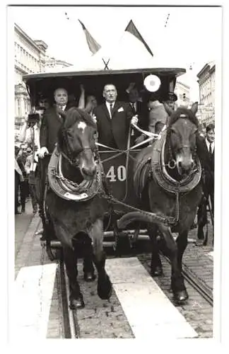 20 Fotografien unbekannter Fotograf, Ansicht Wien, Strassenbahn & Autos bei einem Volksfest in der Innenstadt