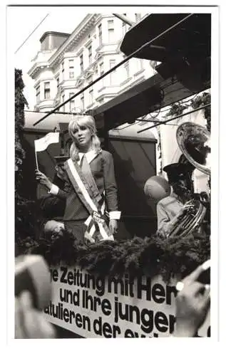 20 Fotografien unbekannter Fotograf, Ansicht Wien, Strassenbahn & Autos bei einem Volksfest in der Innenstadt