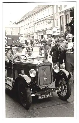20 Fotografien unbekannter Fotograf, Ansicht Wien, Strassenbahn & Autos bei einem Volksfest in der Innenstadt