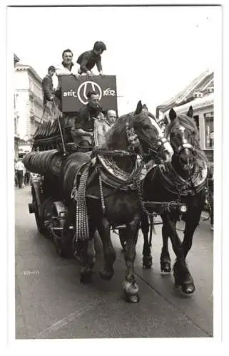 20 Fotografien unbekannter Fotograf, Ansicht Wien, Strassenbahn & Autos bei einem Volksfest in der Innenstadt