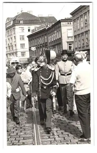 20 Fotografien unbekannter Fotograf, Ansicht Wien, Strassenbahn & Autos bei einem Volksfest in der Innenstadt