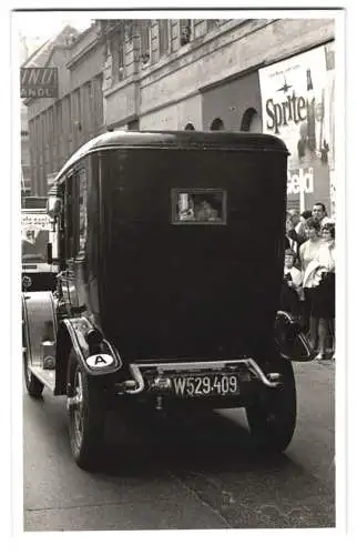 20 Fotografien unbekannter Fotograf, Ansicht Wien, Strassenbahn & Autos bei einem Volksfest in der Innenstadt