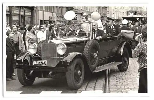 20 Fotografien unbekannter Fotograf, Ansicht Wien, Strassenbahn & Autos bei einem Volksfest in der Innenstadt