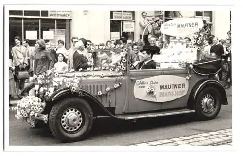 20 Fotografien unbekannter Fotograf, Ansicht Wien, Strassenbahn & Autos bei einem Volksfest in der Innenstadt