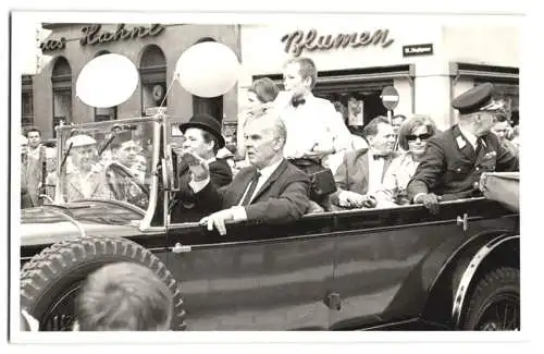 20 Fotografien unbekannter Fotograf, Ansicht Wien, Strassenbahn & Autos bei einem Volksfest in der Innenstadt