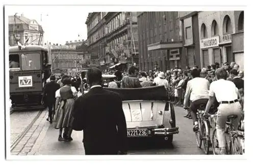20 Fotografien unbekannter Fotograf, Ansicht Wien, Strassenbahn & Autos bei einem Volksfest in der Innenstadt