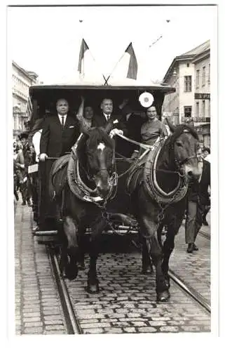 20 Fotografien unbekannter Fotograf, Ansicht Wien, Strassenbahn & Autos bei einem Volksfest in der Innenstadt