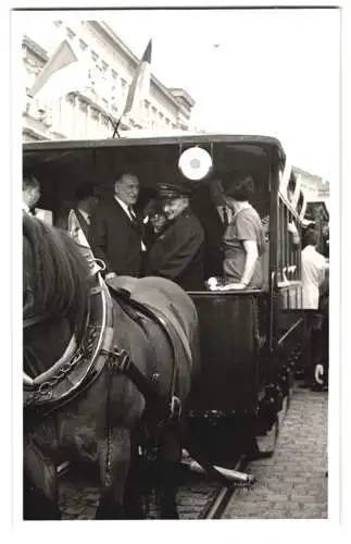 20 Fotografien unbekannter Fotograf, Ansicht Wien, Strassenbahn & Autos bei einem Volksfest in der Innenstadt
